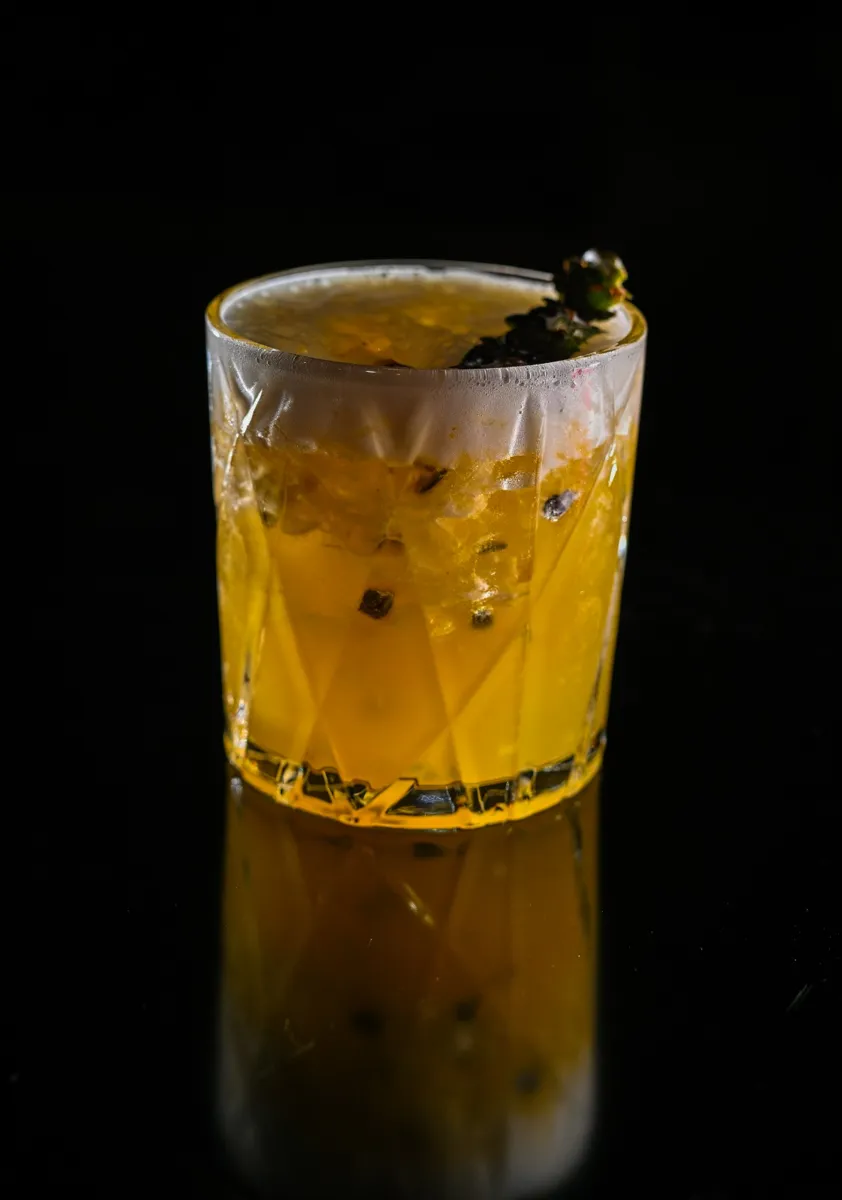 Drink de maracujá com espuma em copo lapidado